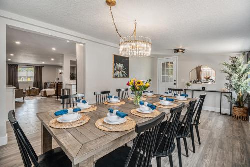 Heights Hideaway - Great Location - Game and Movie Room in Westminster, USA