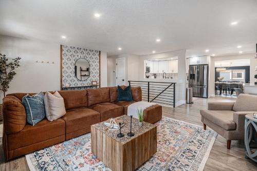Heights Hideaway - Great Location - Game and Movie Room in Westminster, USA