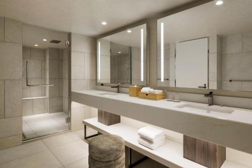 Premium Courtyard King Room image 7