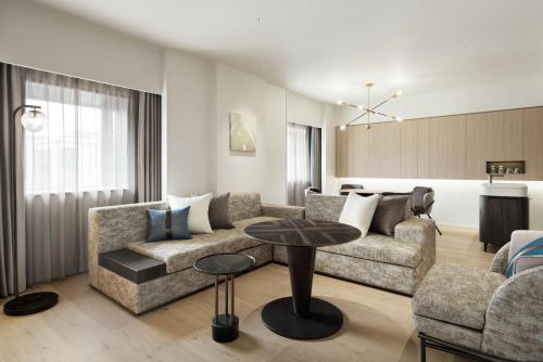 Premium Courtyard King Room image 8
