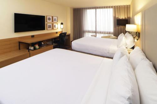 Standard Queen Room with Two Queen Beds image 2