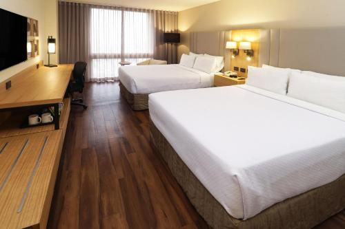 Standard Queen Room with Two Queen Beds image 3
