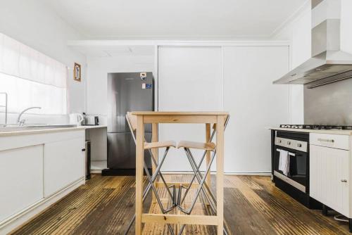 廚房, Yarraville Garden Large home with yard and parking in 亞拉維爾