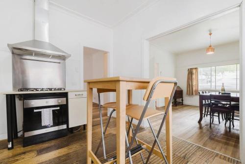 廚房, Yarraville Garden Large home with yard and parking in 亞拉維爾