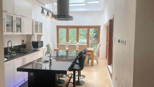5 Bed Haven - Off Street Parking - Pool Table, Welling (fotografie 2)