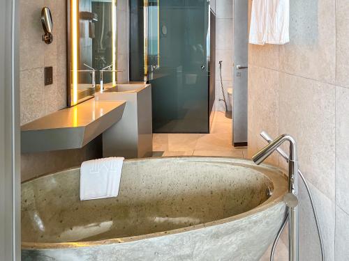 room detail thumbnail 2