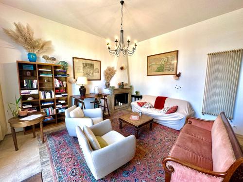 Chaleureuse maison rustique, vue vestige romain gîte à louer Saint-Forgeot