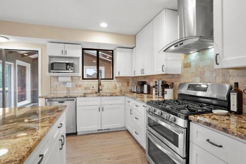 Bright 4BD Suburban Nest with Garage! in Arvada, USA