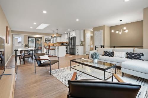 Bright 4BD Suburban Nest with Garage! in Arvada, USA