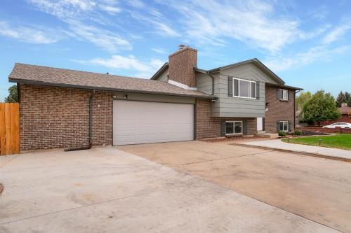 Bright 4BD Suburban Nest with Garage! in Arvada, USA