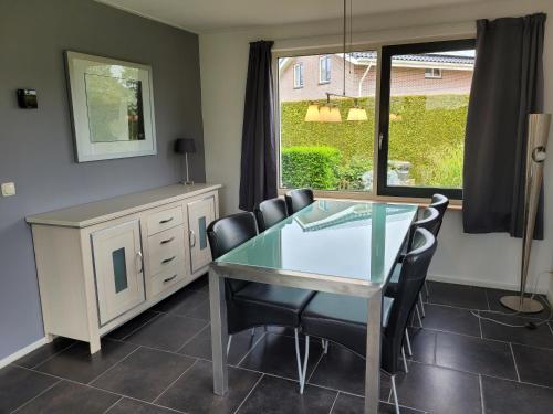 Létesítmények, Holiday Home Friesland near the Wadden Sea with Wifi and 3 Bedrooms in Tzummarum