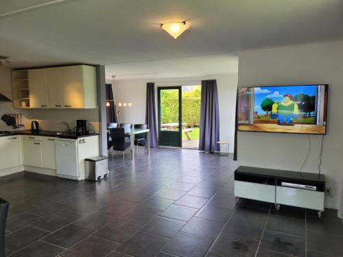 Közös társalgó / TV, Holiday Home Friesland near the Wadden Sea with Wifi and 3 Bedrooms in Tzummarum