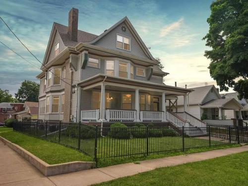 Roomy 3BR & 2BR Apartments near Universities in Bloomington, USA