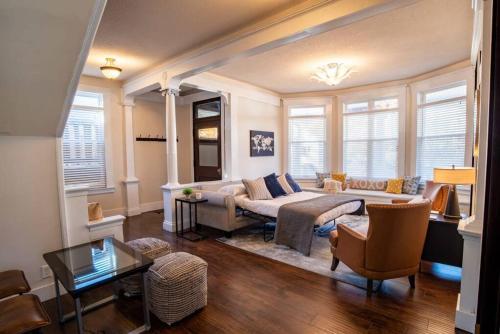 Roomy 3BR & 2BR Apartments near Universities in Bloomington, USA