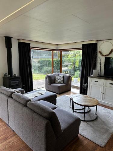 Dubbele chalet op recreatiepark Topparken op de Veluwe in Beekbergen met grote vrije tuin en eigen p in Bosgebied Beekbergen-Zuid