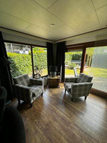 Dubbele chalet op recreatiepark Topparken op de Veluwe in Beekbergen met grote vrije tuin en eigen p in Bosgebied Beekbergen-Zuid