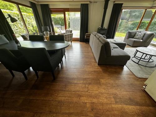 Dubbele chalet op recreatiepark Topparken op de Veluwe in Beekbergen met grote vrije tuin en eigen p in Bosgebied Beekbergen-Zuid