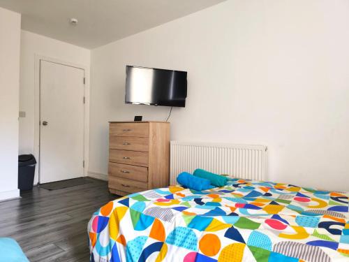 Spacious Double Bedroom with Private Toilet and Shared Kitchen with on premesis parking