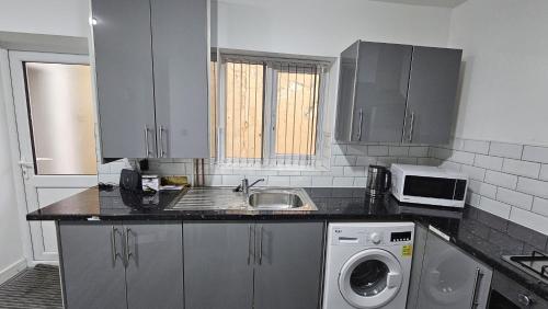 Spacious Double Bedroom with Private Toilet and Shared Kitchen with on premesis parking