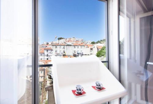 Mouraria 2 - View from French Balcony & Smart Check-in, Lisabon