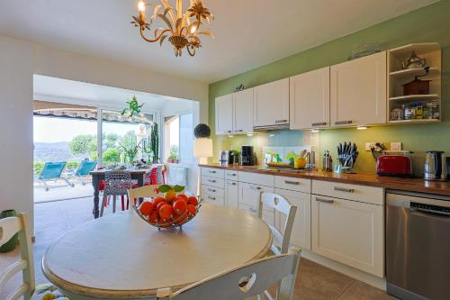 Kitchen, Provenzalische Villa Citronniers - Garten mit Meerblick und Pool by Riviera HomeLife in Saint-Raphael