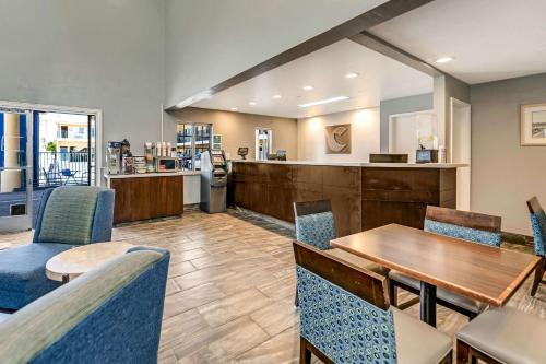 Comfort Inn Boardwalk - image 9