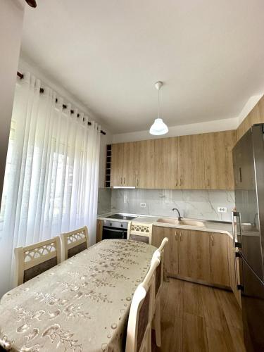 Lovely 2-Bed Apartment in Gjiri i Lalzit