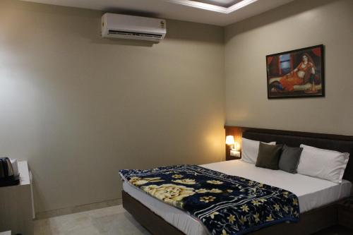 Deluxe Double Room image 3