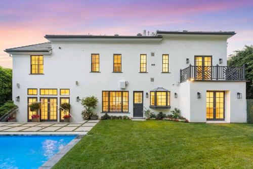 NEW Stunning Hollywood Hills Mansion with Pool and Views in Los Angeles, USA