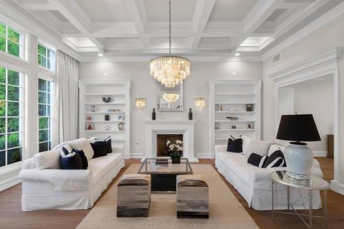 NEW Stunning Hollywood Hills Mansion with Pool and Views in Los Angeles, USA