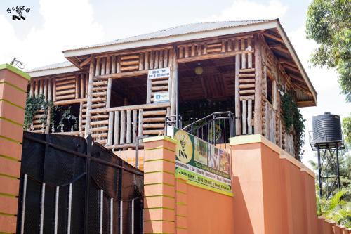 נוף חוץ, BeezBinn in Hoima