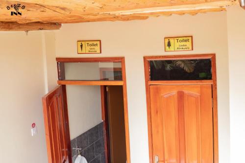 חדר אמבטיה, BeezBinn in Hoima