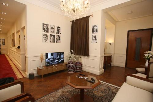 Vintage 2BR Apt in Downtown - Mint 69 - Tap to explore photos