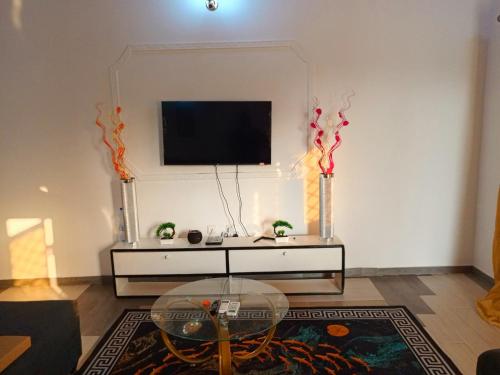 Shared lounge/TV area, Eclair appart! in Kribi