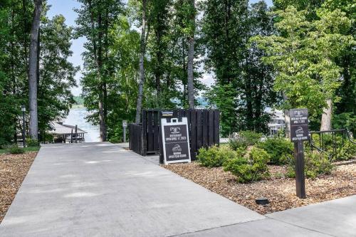 Lakeside Retreat Marina/Pool, Golf Cart, Game Room in Winchester, USA