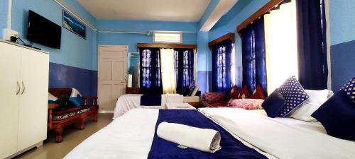 1 king bed, 1 twin bed, 1 sofa bed