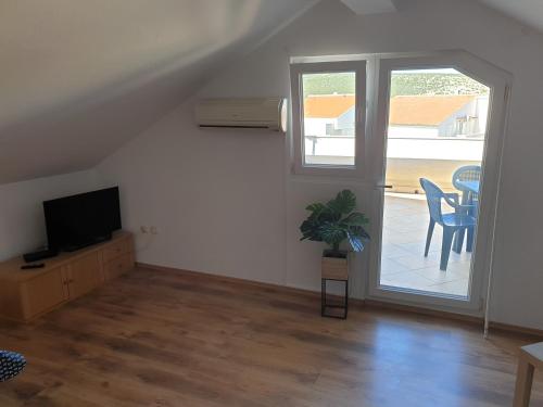 Mansardno stanovanje-Apartmani Katja in สตารา โนวาเลีย