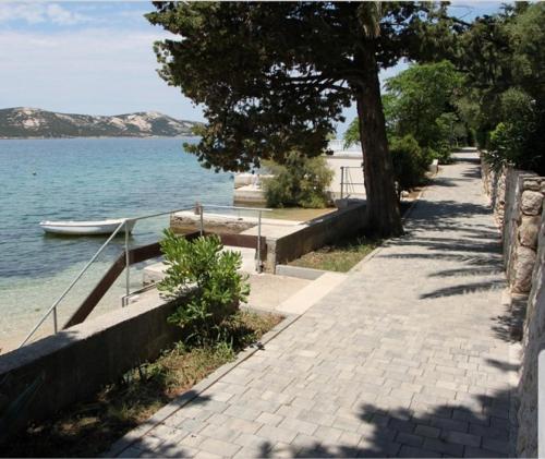 Mansardno stanovanje-Apartmani Katja in สตารา โนวาเลีย