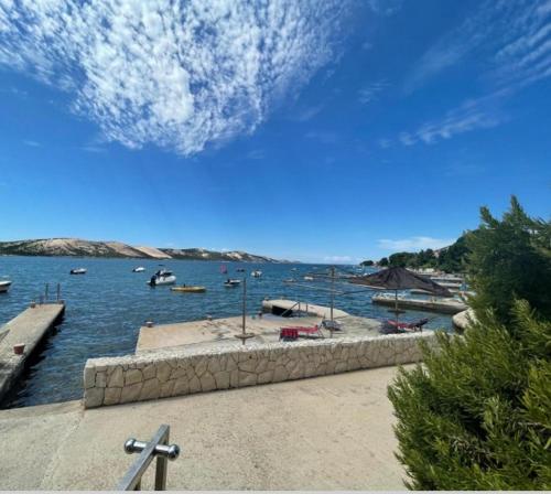 Mansardno stanovanje-Apartmani Katja in สตารา โนวาเลีย