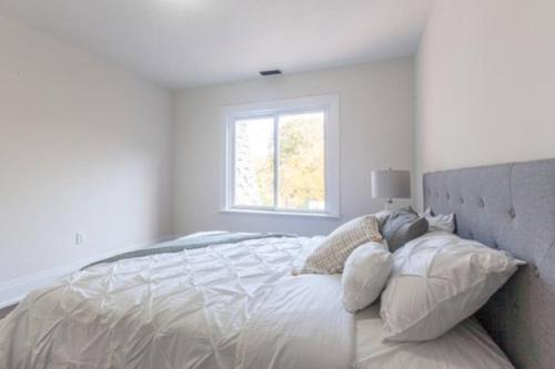 Cozy, Fully Renovated Home Near Lake- Lorne Park