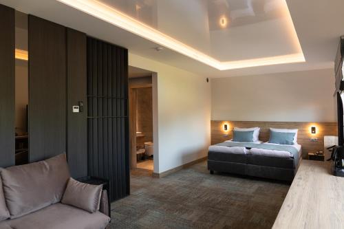 1 queen bed, 1 sofa bed