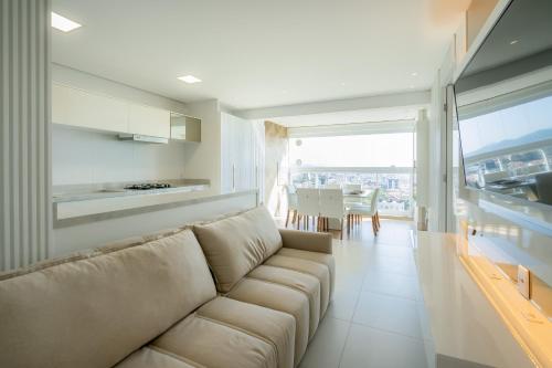 Apartamento em condomínio HOME CLUB, ar-condicionado, Wi-Fi, cozinha completa, PISCINA e JACUZZI aquecida, SAUNA, ACADEMIA, quadra de esportes playground infantil, salão de jogos a 40m da PRAIA e 15min do Beto Carreiro