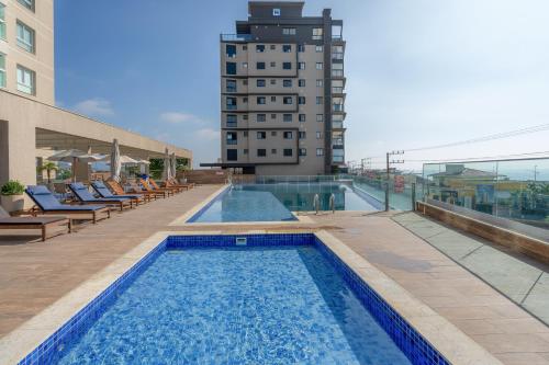 Apartamento em condomínio HOME CLUB, ar-condicionado, Wi-Fi, cozinha completa, PISCINA e JACUZZI aquecida, SAUNA, ACADEMIA, quadra de esportes playground infantil, salão de jogos a 40m da PRAIA e 15min do Beto Carreiro