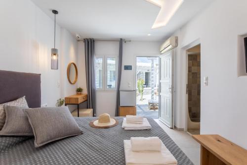 Deluxe Double Room with Balcony image 10