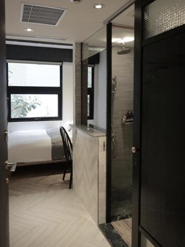 Standard Double Room image 3
