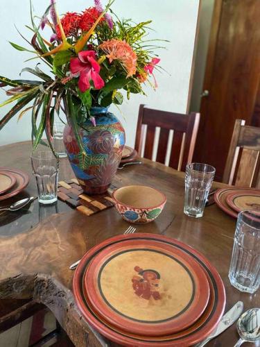 Casa Lora lakefront with a pool