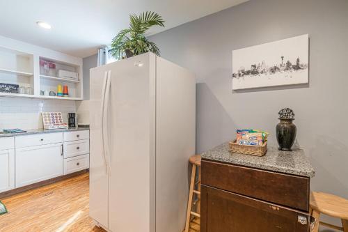 Free parking, PS4, grill, near downtown San Antonio in San Antonio, USA