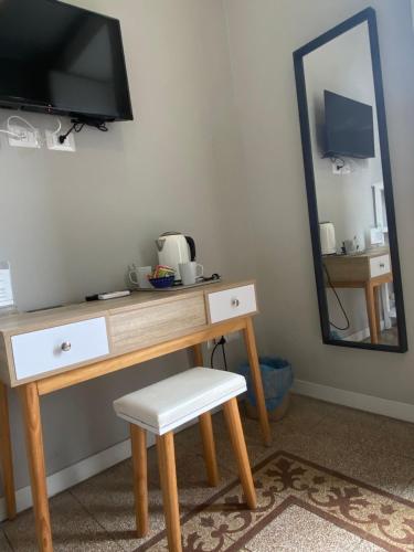 Queen Room image 9