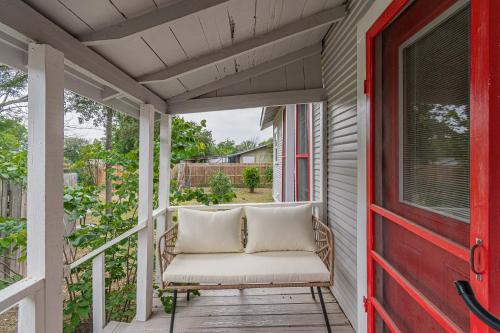 Free parking, Walk to Botanical Garden, PS4, Grill, Private fenced backyard, Pets allowed near San Antonio Állatkert
