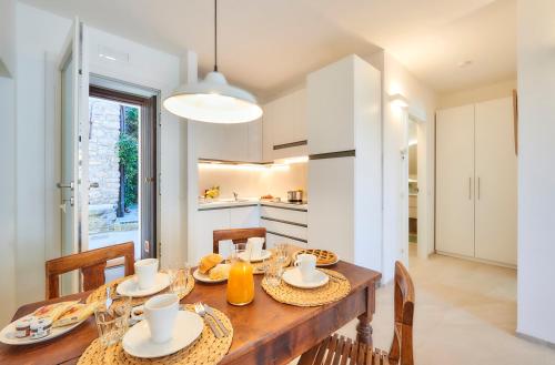 SISTERS' HOUSE in Varenna
